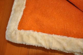 Plaid couleurs contrastées fausse fourrure écrue et tricot cachemire orange