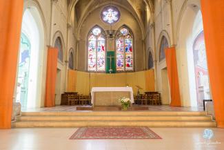 Tentures dans et autour d'un choeur d'église